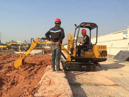 Precautions for hydraulic oil of small excavator crusher